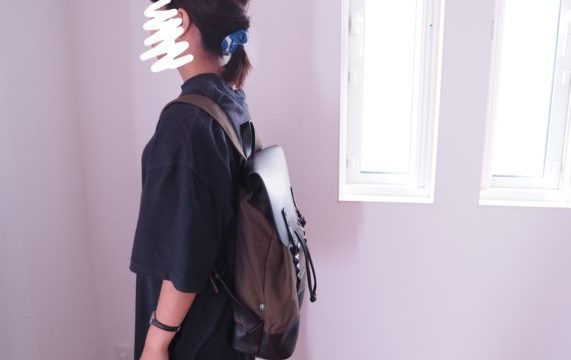 20代から40代の男性へのプレゼントにおすすめのリュック「ガストンルーガ「プローペル」を女性が背負った様子
