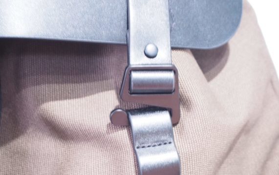 20代から40代の男性へのプレゼントにおすすめのリュック「ガストンルーガ「プローペル」のフック