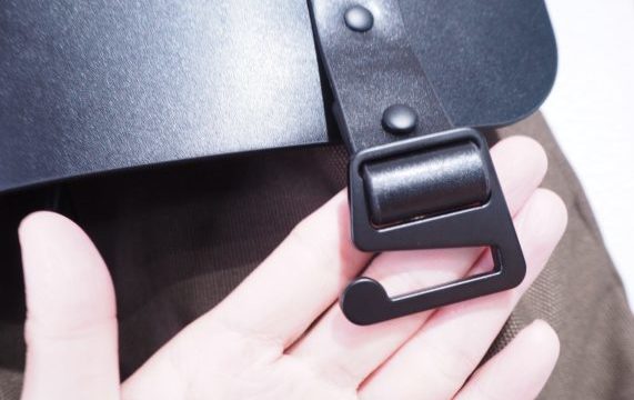 20代から40代の男性へのプレゼントにおすすめのリュック「ガストンルーガ「プローペル」のベルト部分