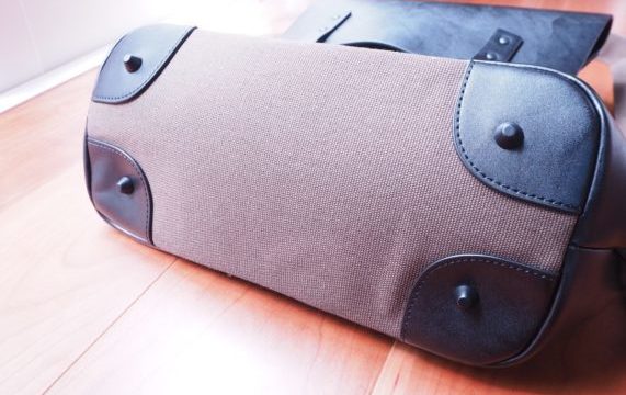 20代から40代の男性へのプレゼントにおすすめのリュック「ガストンルーガ「プローペル」の底部分