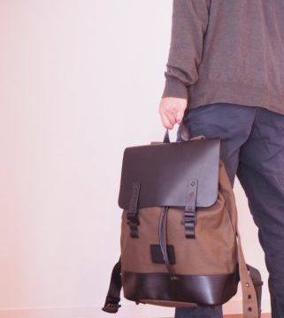 男女兼用で使えるガストンルーガのリュックを手で持った様子