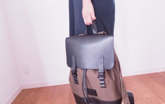 20代から40代の男性へのプレゼントにおすすめのリュック「ガストンルーガ「プローペル」を手に持った様子