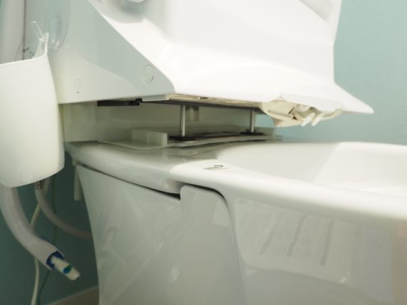トイレのタンクと便器の隙間掃除